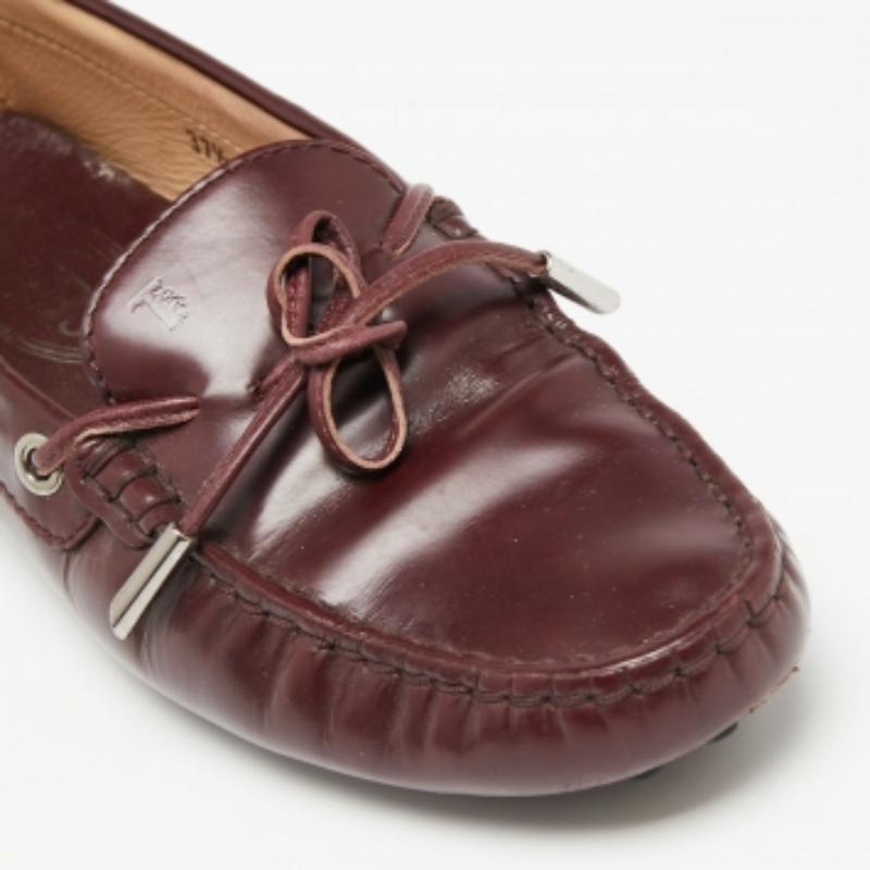 Il vero lusso è una combinazione di squisita artigianalità e comfort che si traduce bene in questi mocassini Tod's. Sono state realizzate in pelle, sormontate da lacci a fiocco, e presentano anche il caratteristico pavé di gomma sulla suola.