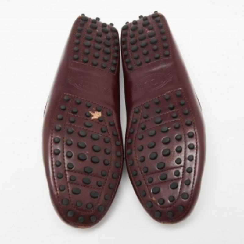 Nero Mocassini con fiocco in pelle bordeaux di Tod's misura 37,5 in vendita