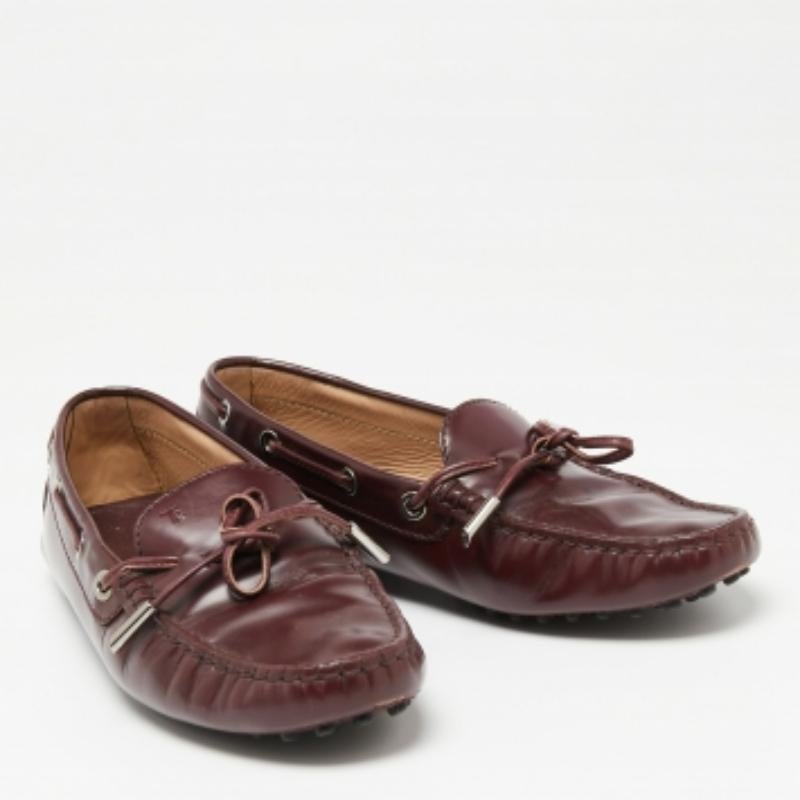 Mocassini con fiocco in pelle bordeaux di Tod's misura 37,5 In condizioni buone in vendita a Dubai, Al Qouz 2