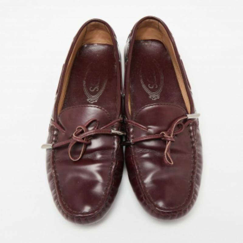 Donna Mocassini con fiocco in pelle bordeaux di Tod's misura 37,5 in vendita