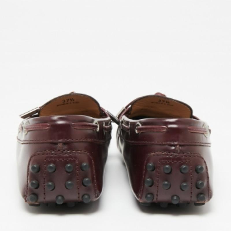 Mocassini con fiocco in pelle bordeaux di Tod's misura 37,5 in vendita 1