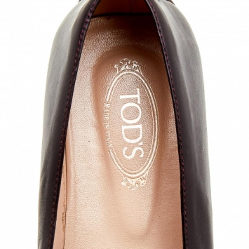 Minimalistic yet fashionable, these ballet flats from Tod's are perfect for channeling an air of elegance. These burgundy flats are crafted from leather and feature round toes with fringe detailing. They come equipped with leather-lined comfortable