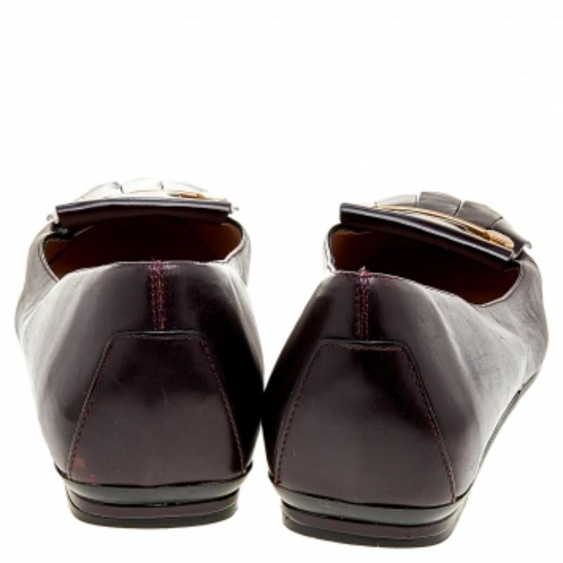 Tod's Ballerines à franges en cuir bordeaux taille 39 Bon état - En vente à Dubai, Al Qouz 2