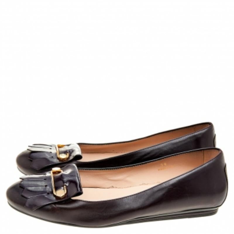 Tod's Ballerines à franges en cuir bordeaux taille 39 en vente 1
