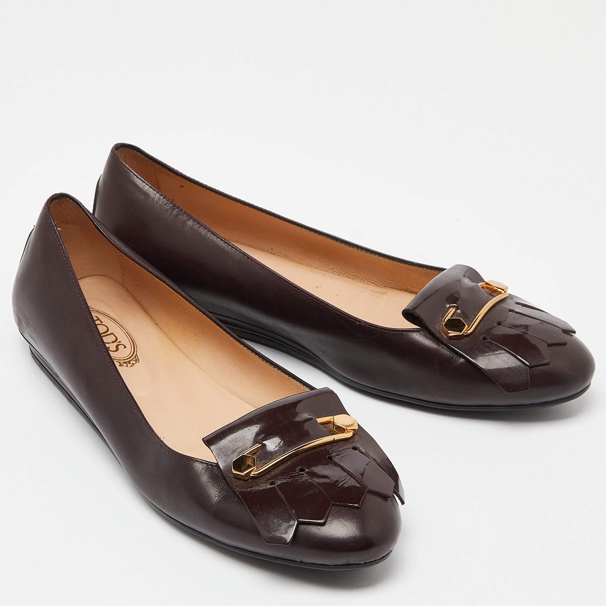 Tod's Burgundy Leather Fringe Detail Ballet Flats Size 38.5 In Good Condition For Sale In Dubai, Al Qouz 2