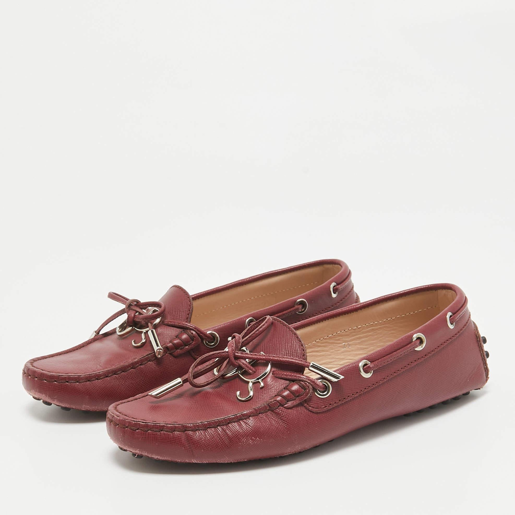 These loafers from Tods are not only high in appeal but also very skilfully made. The leather loafers have a comfortable shape and will complement any look.