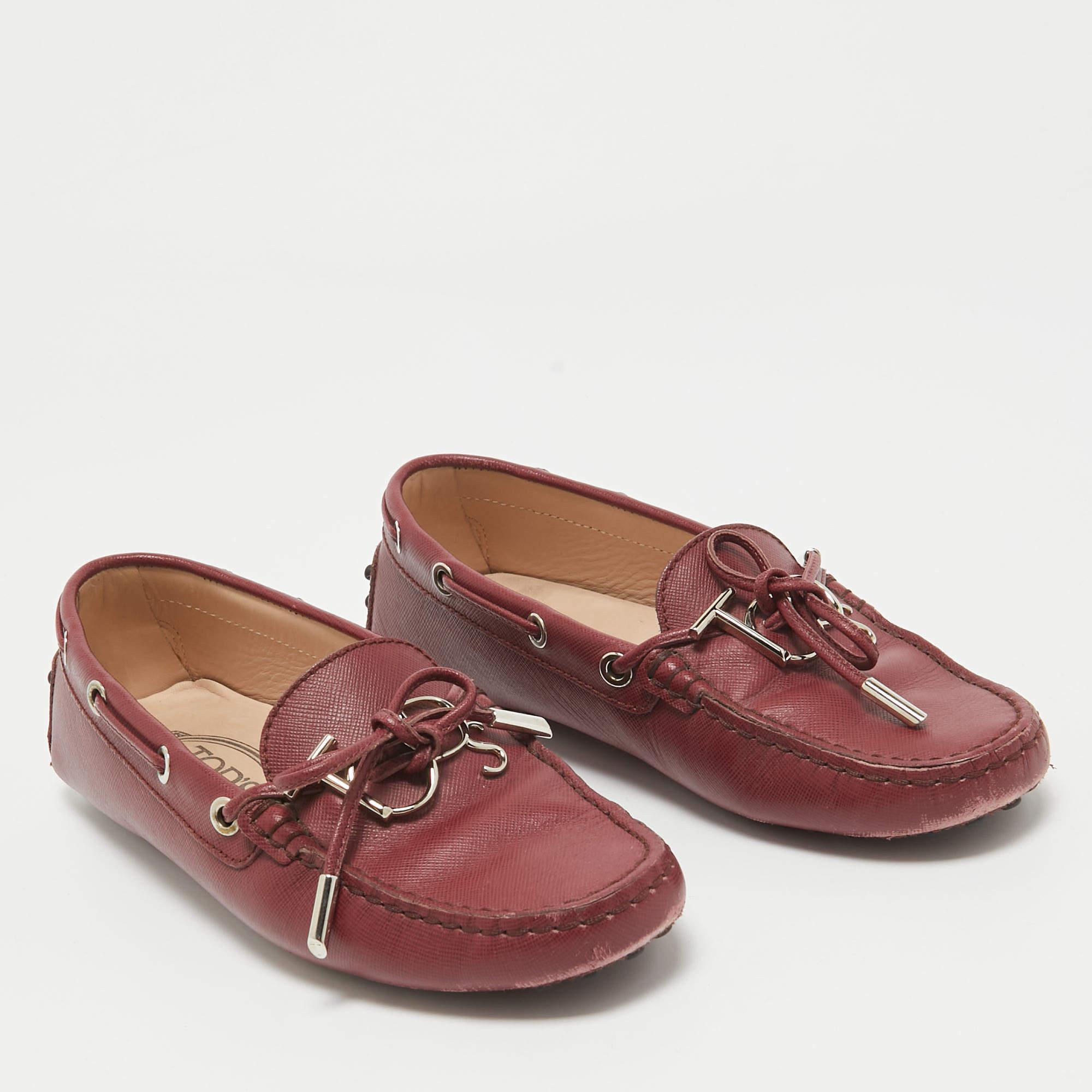 Tod's Burgundy Leather Penny Loafers Size 36 In Fair Condition For Sale In Dubai, Al Qouz 2