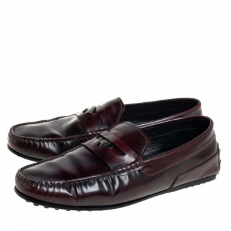 Tods Burgundy Leather Slip On Loafers Size 41 In Good Condition For Sale In Dubai, Al Qouz 2