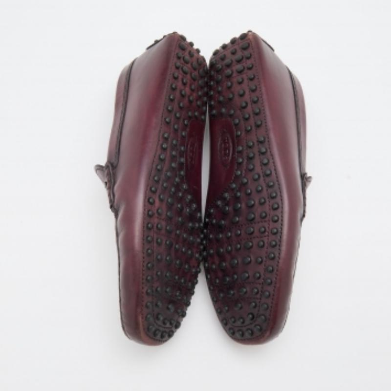 Nero Mocassini Tod's in pelle borgogna taglia 41,5 in vendita