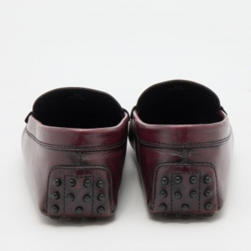 Mocassini Tod's in pelle borgogna taglia 41,5 In condizioni buone in vendita a Dubai, Al Qouz 2