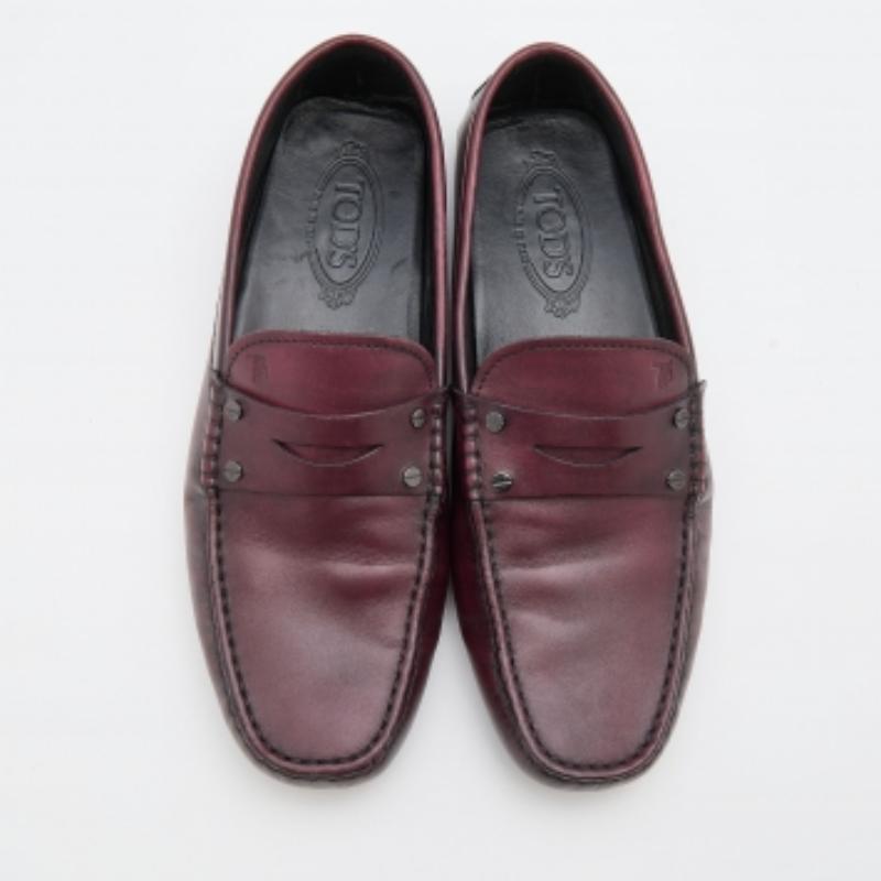 Mocassini Tod's in pelle borgogna taglia 41,5 in vendita 2