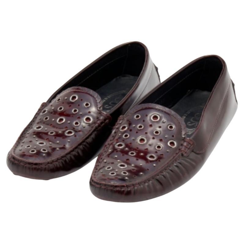 Acierta con cualquier look informal con este par de mocasines chic de Tod's. Meticulosamente elaborados en charol cortado a láser, presentan un bonito tono burdeos y plantillas forradas de piel. Los mocasines se completan con duraderas suelas de