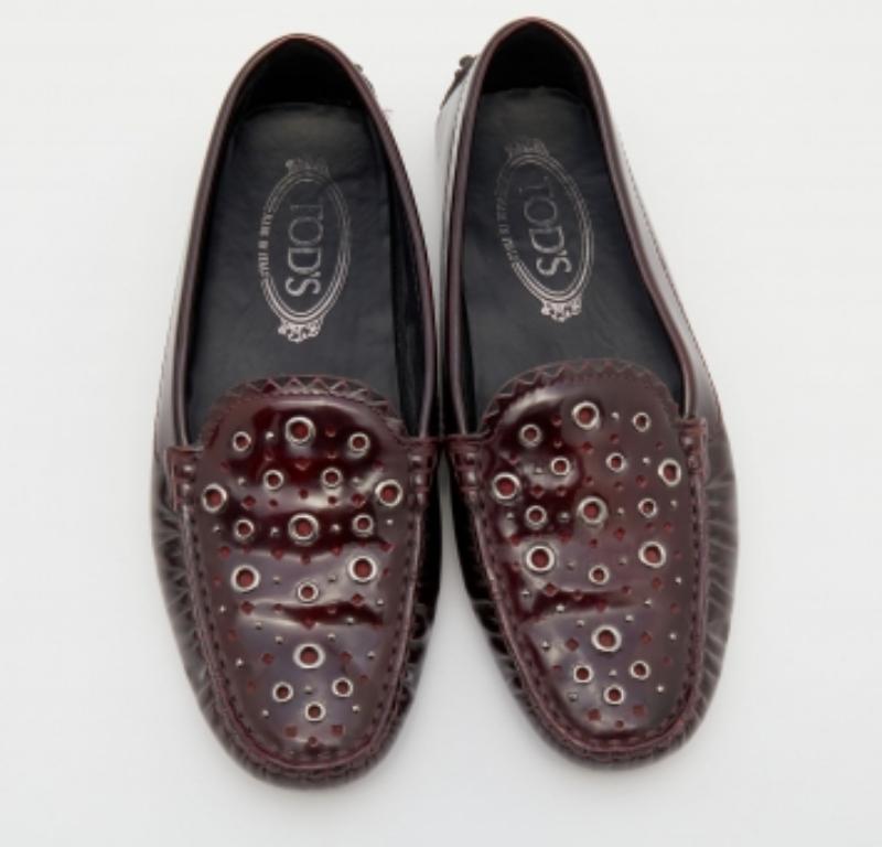 Mocasines Tod's de charol burdeos con corte láser talla 36,5 Negro en venta