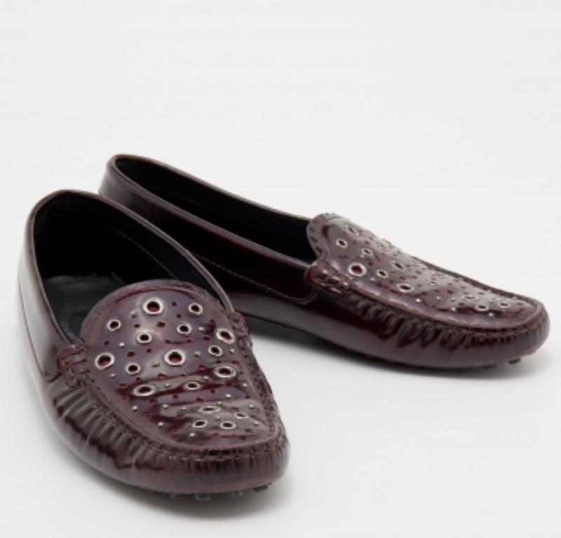 Mocasines Tod's de charol burdeos con corte láser talla 36,5 en Bueno estado para la venta en Dubai, Al Qouz 2