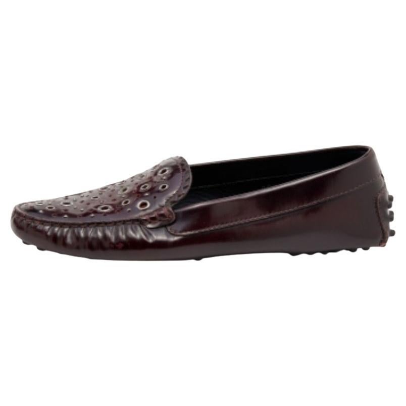 Mocassini Tod's in pelle verniciata borgogna con taglio laser misura 36,5