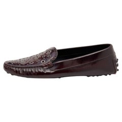 Mocassini Tod's in pelle verniciata borgogna con taglio laser misura 36,5