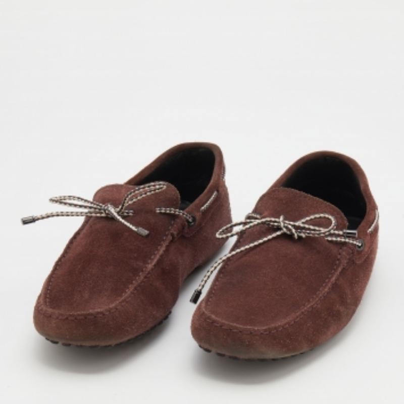 Questi comodi mocassini di Tod's saranno un'ottima aggiunta alla tua collezione di scarpe. Sono state realizzate in pelle scamosciata bordeaux e sono caratterizzate da fiocchi sulla tomaia. Solette in pelle e suole resistenti completano questi