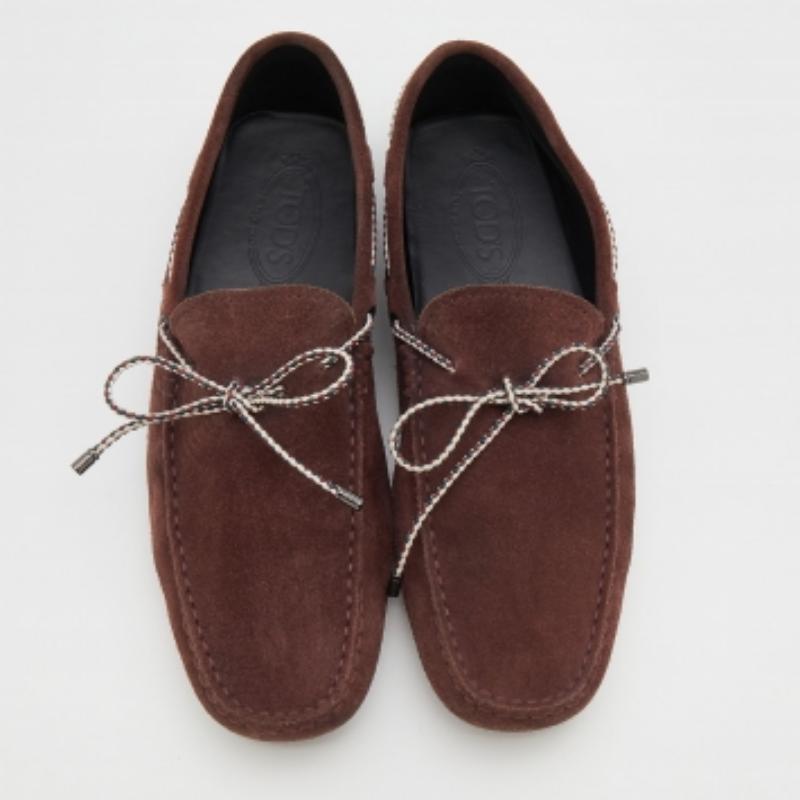 Nero Mocassini con fiocco in pelle scamosciata borgogna di Tod's taglia 42 in vendita