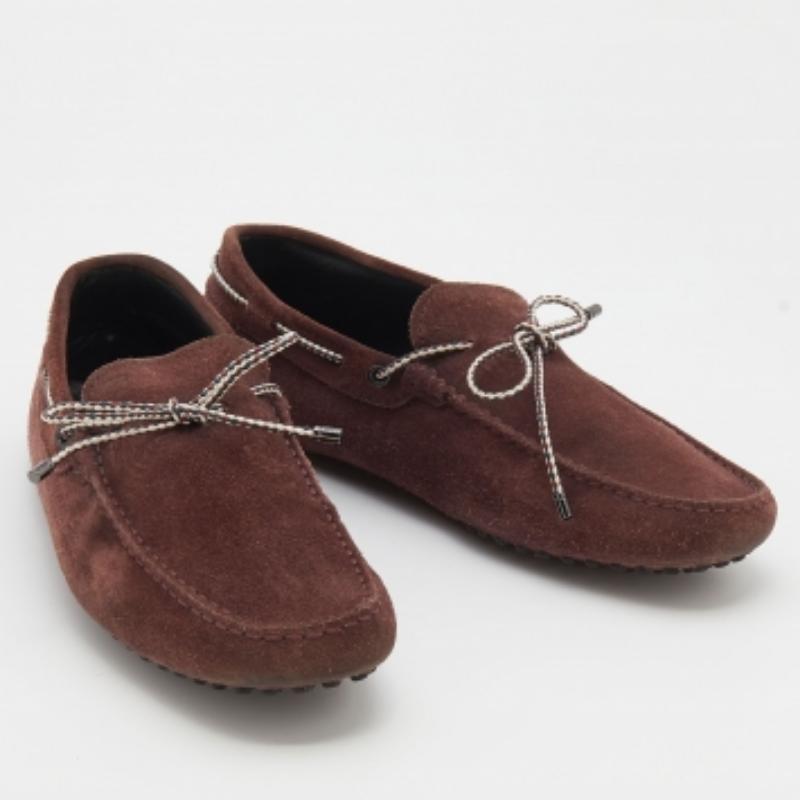 Mocassini con fiocco in pelle scamosciata borgogna di Tod's taglia 42 In condizioni buone in vendita a Dubai, Al Qouz 2