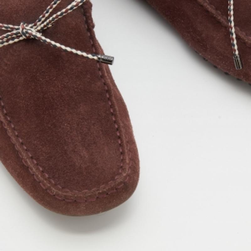 Uomo Mocassini con fiocco in pelle scamosciata borgogna di Tod's taglia 42 in vendita