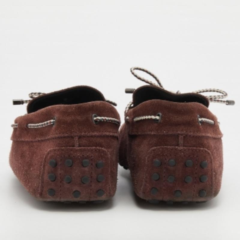 Mocassini con fiocco in pelle scamosciata borgogna di Tod's taglia 42 in vendita 1
