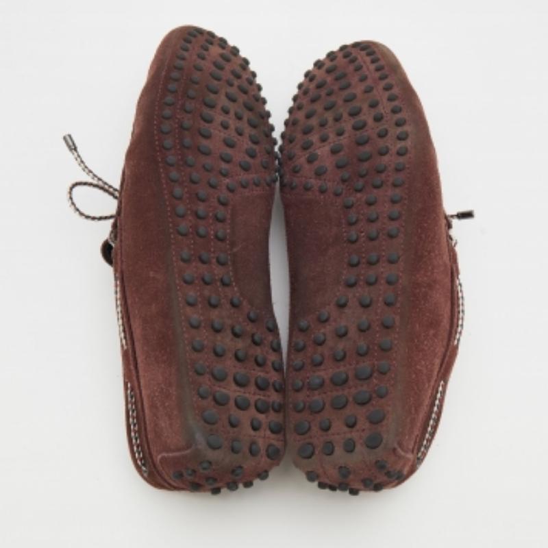 Mocassini con fiocco in pelle scamosciata borgogna di Tod's taglia 42 in vendita 2