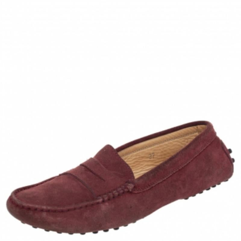 Nail every casual look with this pair of Gommino loafers from Tod's. Meticulously crafted from suede in the shade of burgundy, they feature penny straps and leather-lined insoles. The loafers are completed with rubber pebbled outsoles.
