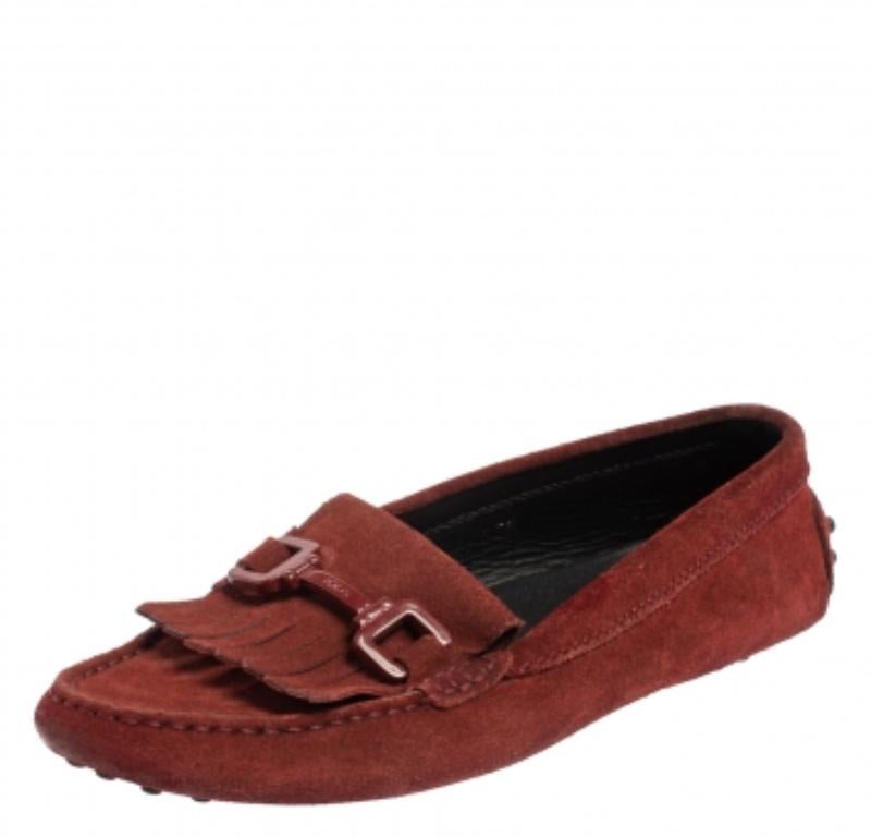 Tod's Burgundy Suede Tassel Slip On Loafers Size 35.5 In Good Condition For Sale In Dubai, Al Qouz 2