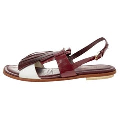 Tod's flache Sandalen aus Lackleder und Leder in Burgunderrot/Weiß mit Fransen Größe 38,5