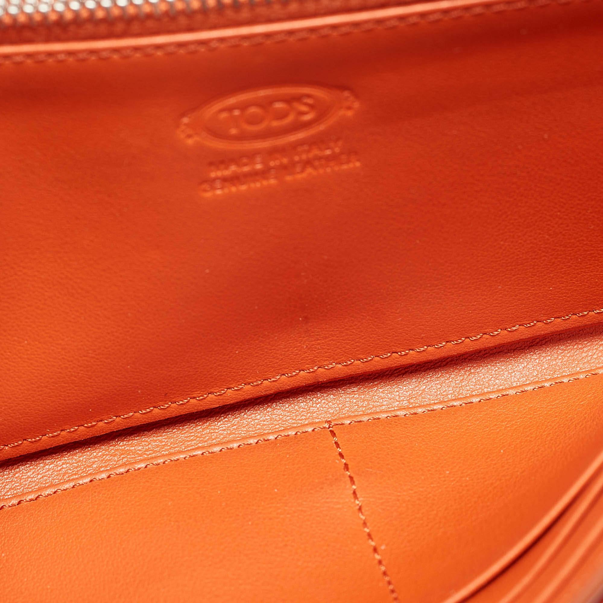 This wallet is conveniently designed for everyday use. It comes with a well structured interior for you to neatly arrange your cards and cash. This stylish piece is complete with a sleek appeal.