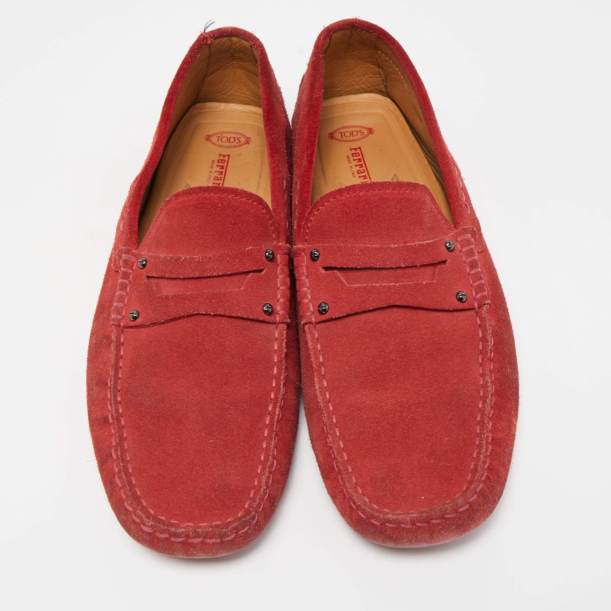 Tod's by Ferrari Penny Loafers aus rotem Wildleder, Größe 42 (Rot) im Angebot