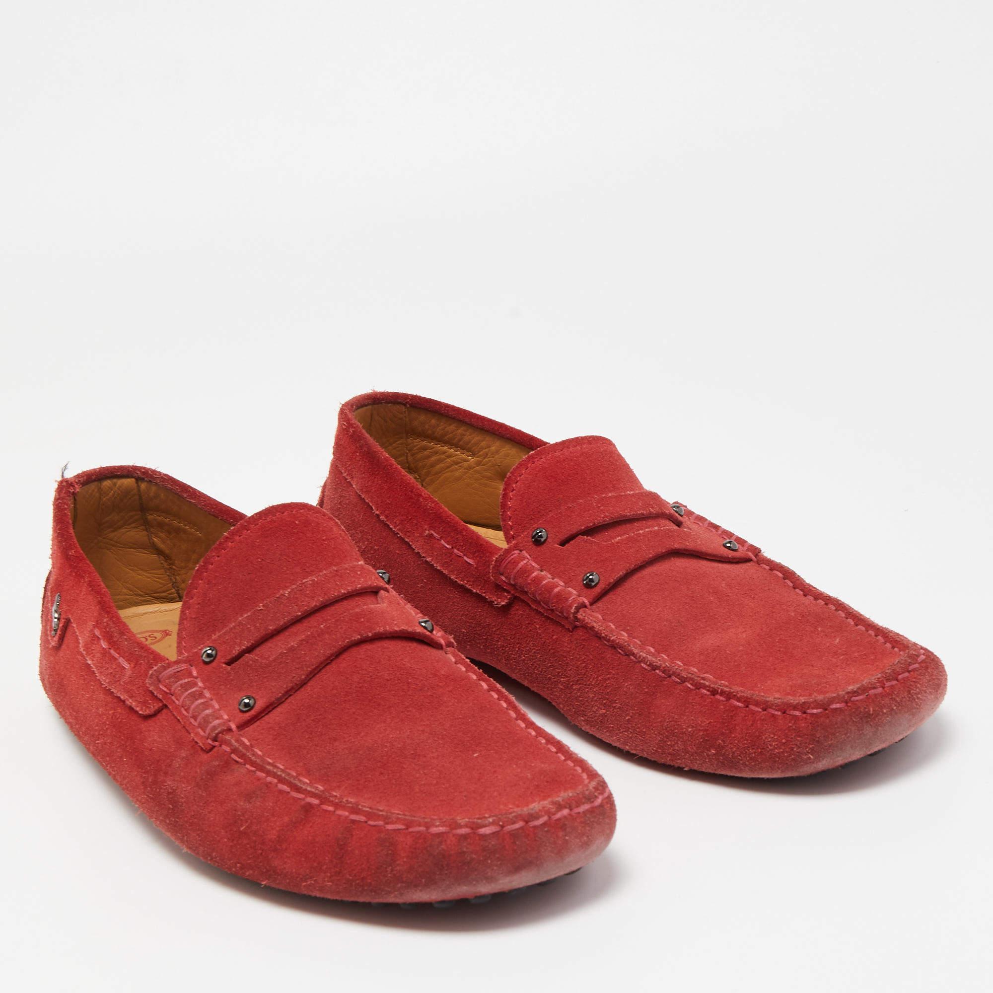 Tod's by Ferrari Penny Loafers aus rotem Wildleder, Größe 42 im Zustand „Gut“ im Angebot in Dubai, Al Qouz 2