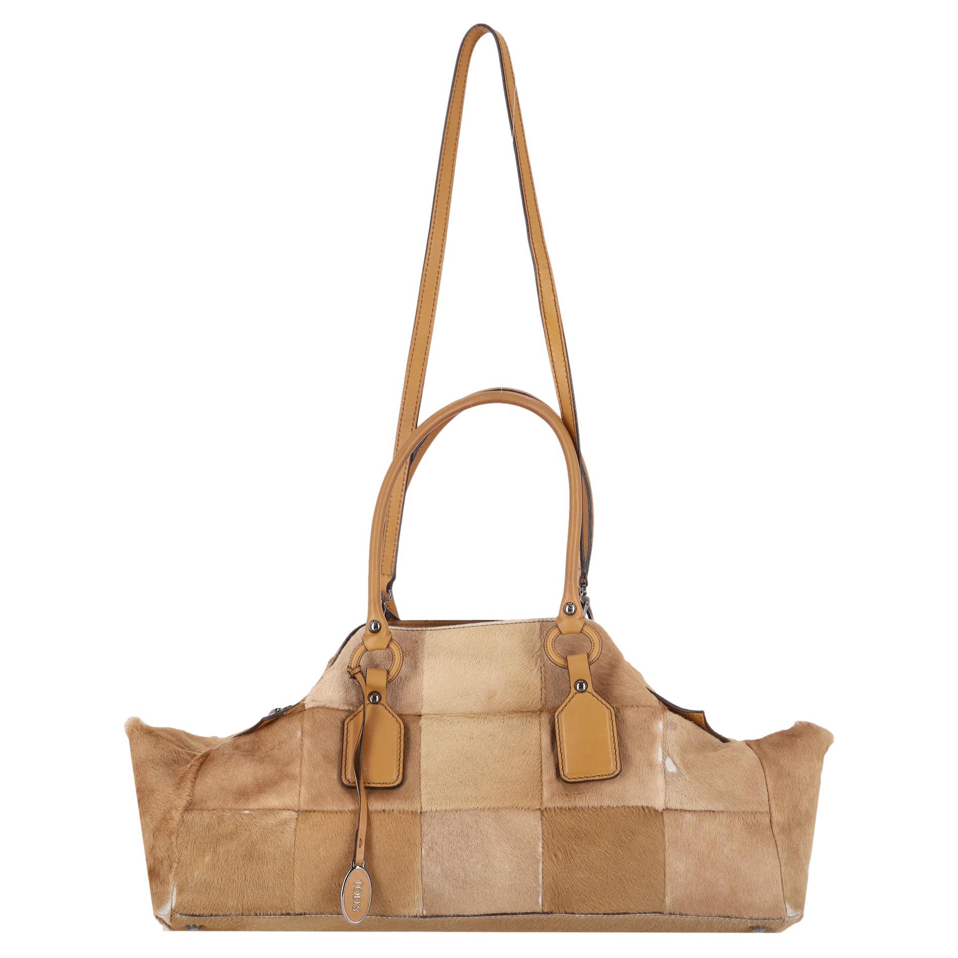 Tod's - Sac patchwork en poils de veau

Sac marron avec des panneaux carrés en poils de veau cousus les uns aux autres pour créer un motif en patchwork.

Double poignée en cuir camel lisse, garnitures et bandoulière amovible.

Étiquette en émail