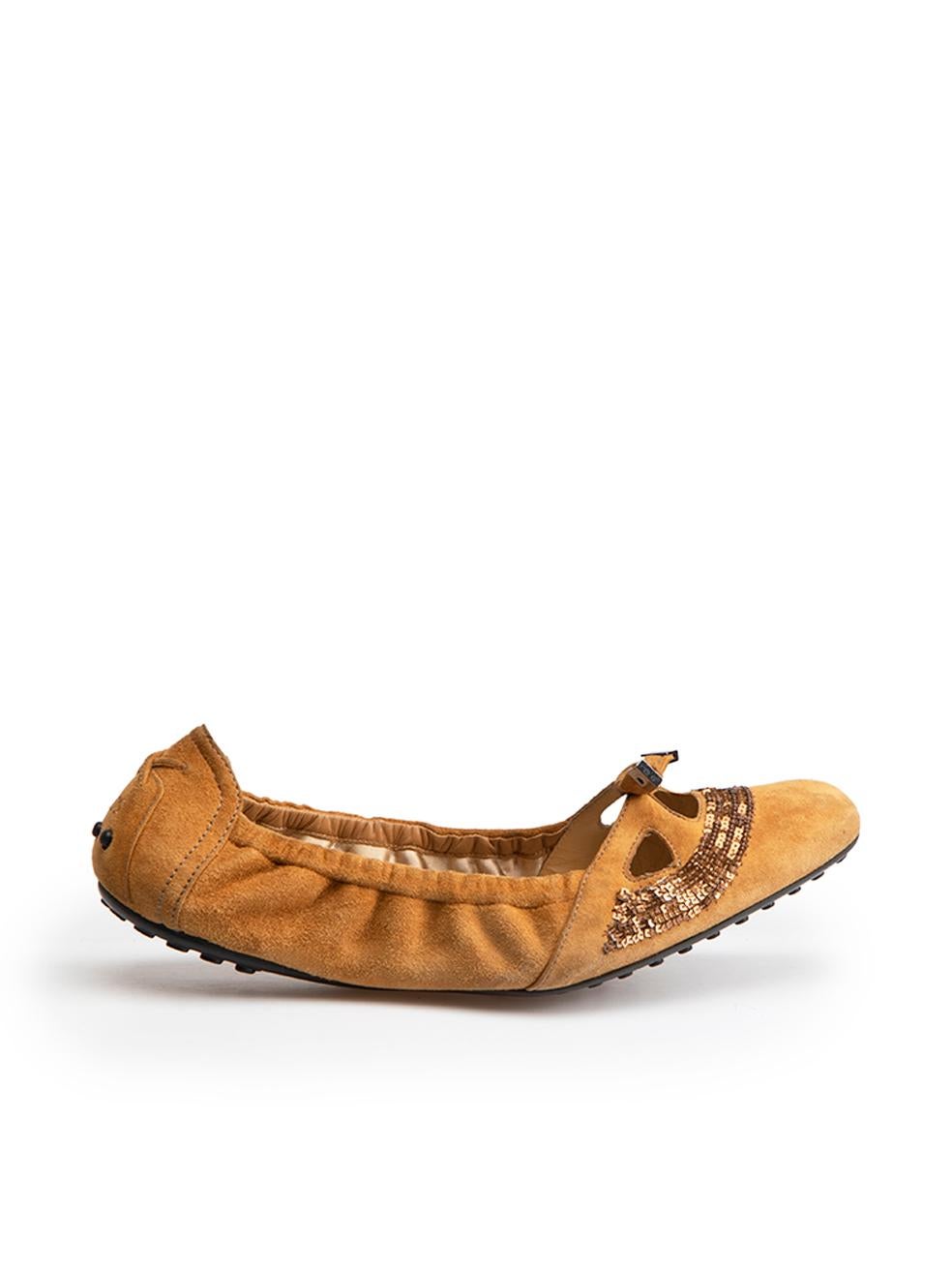 L'ÉTAT est bon. L'usure générale des chaussures est évidente. Signes d'usure modérés sur l'empeigne avec quelques petites éraflures sur le velours au niveau des orteils, des talons et des quartiers. Quelques fils effilochés le long de la ligne du