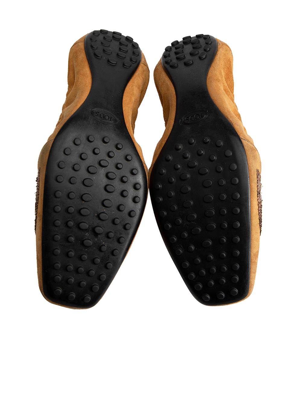 Tod's Chausssures de conduite embellies en daim camel taille IT 38,5 Bon état - En vente à London, GB