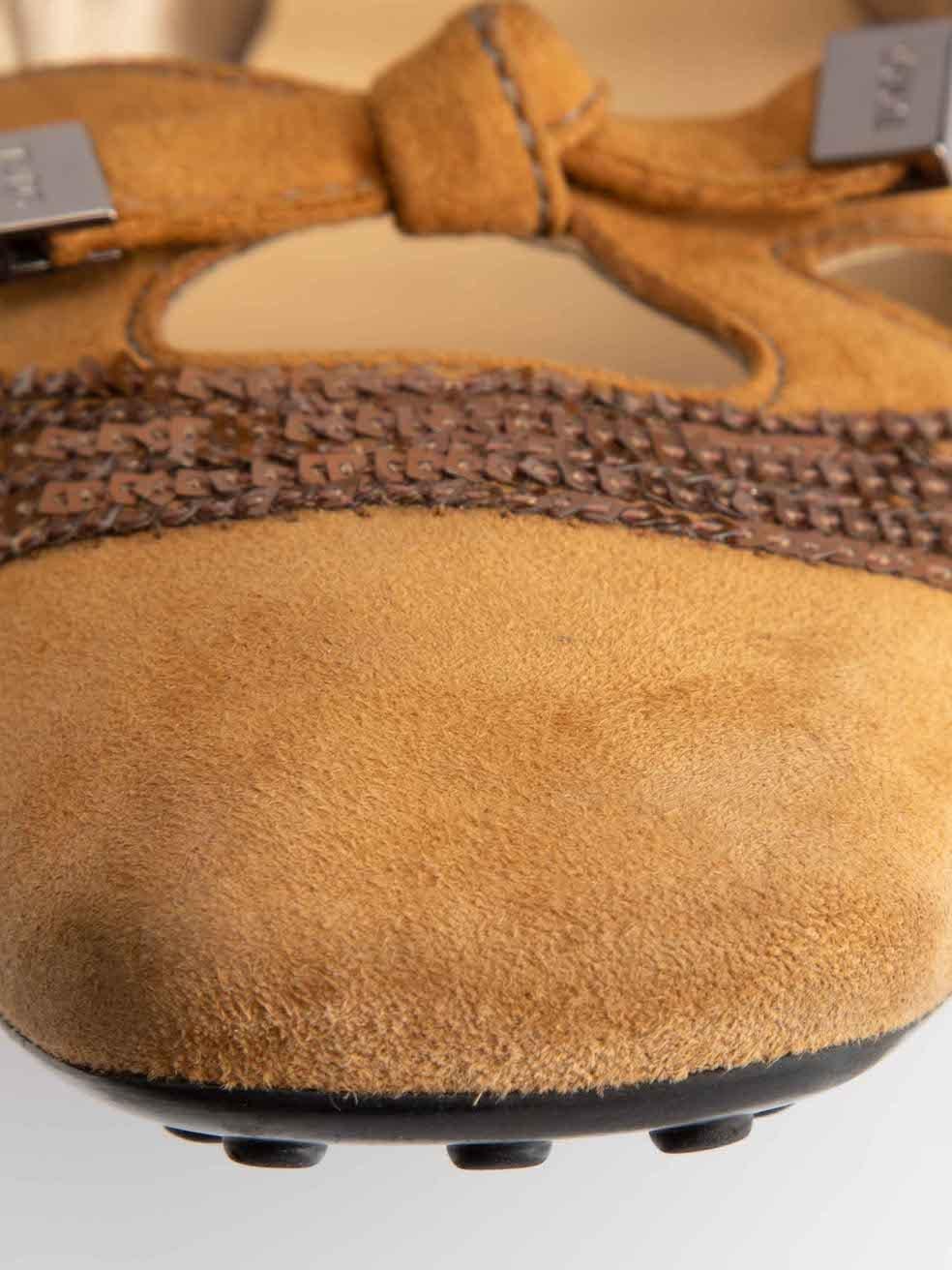 Tod's Chausssures de conduite embellies en daim camel taille IT 38,5 en vente 1