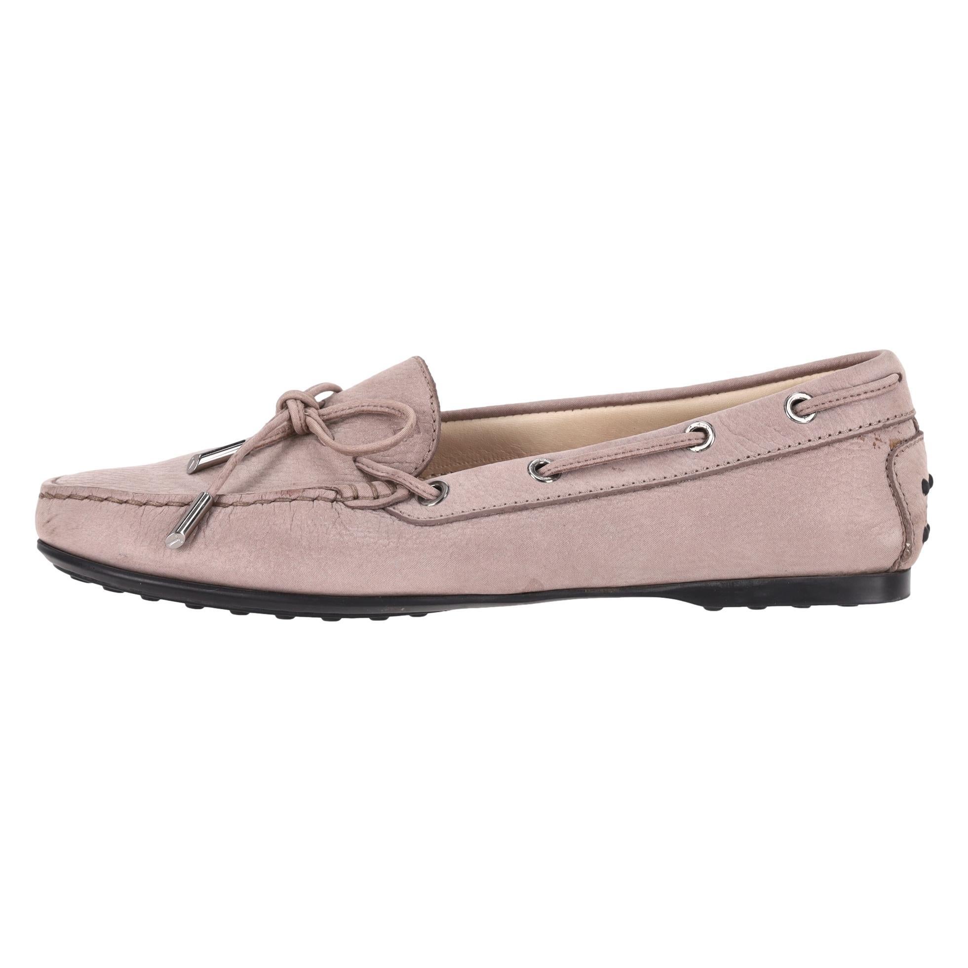 Tod's City Gommino Mocassins en daim

Mocassins beiges confectionnés en daim et conçus avec une couture apparente.

Elles sont dotées du logo embossé sur le devant, de lacets, de galets à l'arrière et d'une semelle en caoutchouc.

Rrp Approx.
