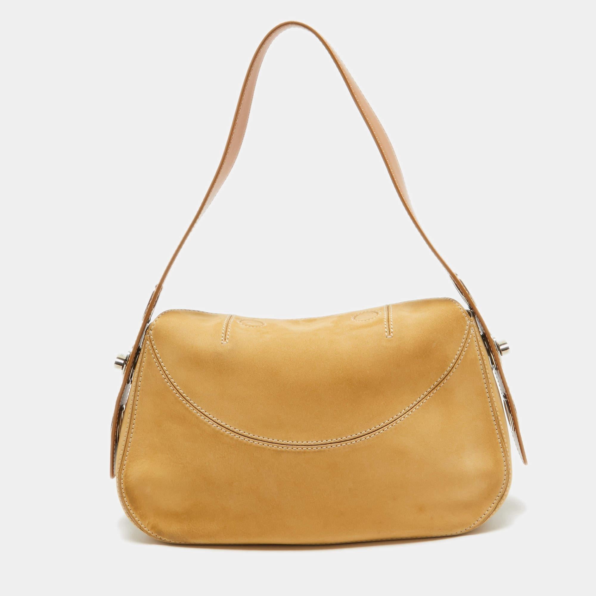 Tod's Tasche mit Drehverschluss aus cremefarbenem/braunem Nubukleder im Zustand „Gut“ in Dubai, Al Qouz 2
