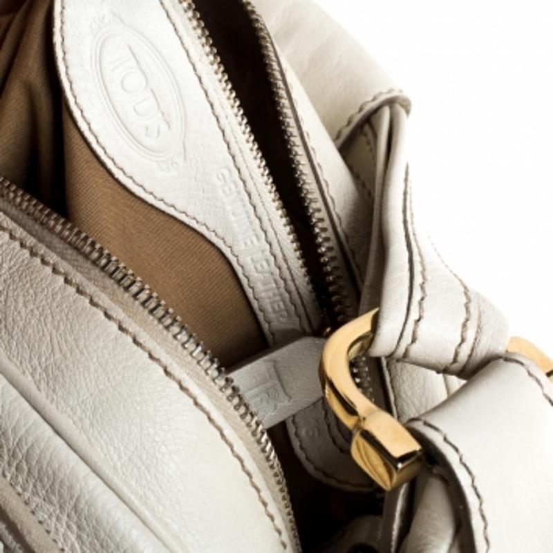 Tod's Cream Leather Zipped Pockets Satchel In condizioni buone in vendita a Dubai, Al Qouz 2