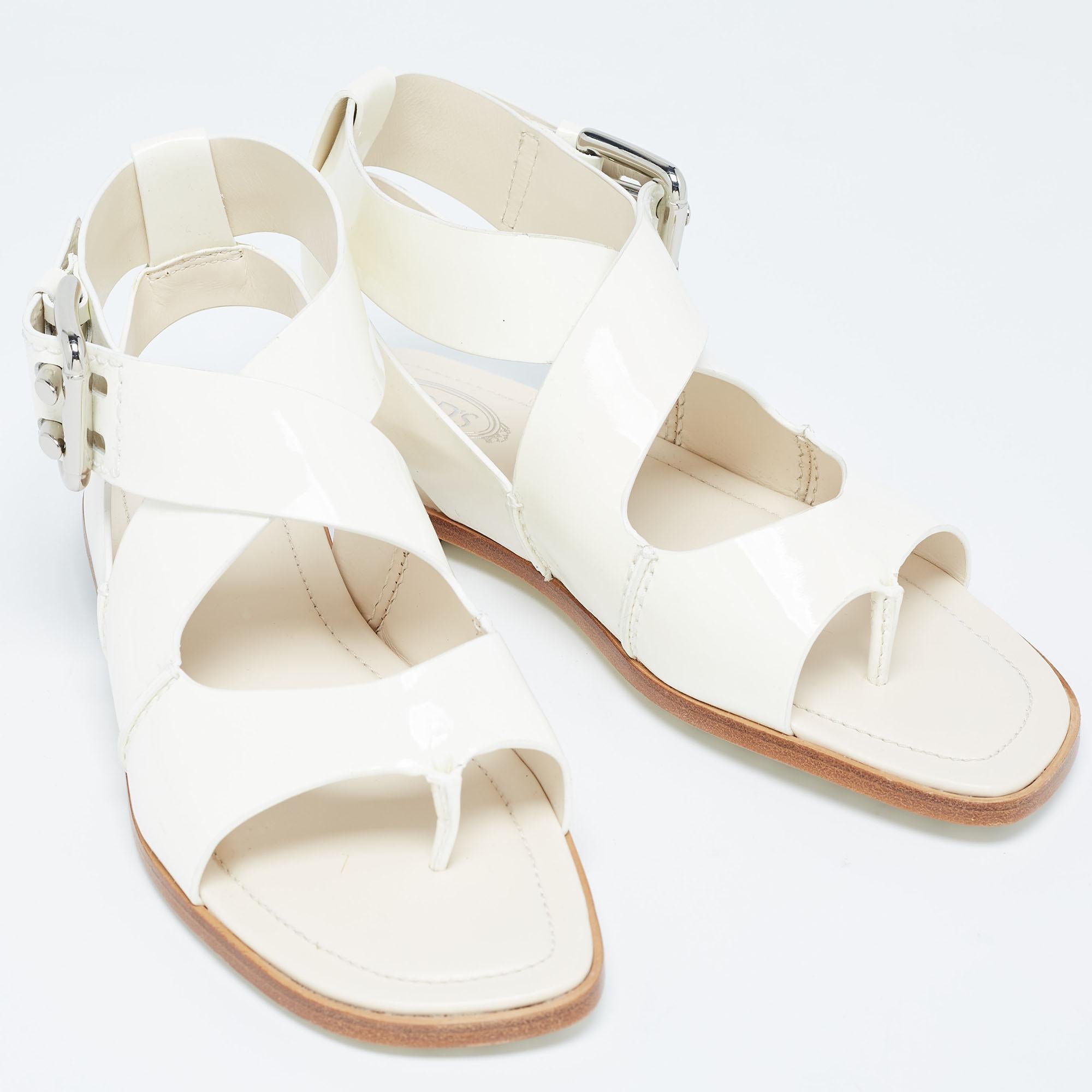 Tod's Cream Patent Leather Cross Strap Flat Sandals Size 36.5 In Good Condition For Sale In Dubai, Al Qouz 2