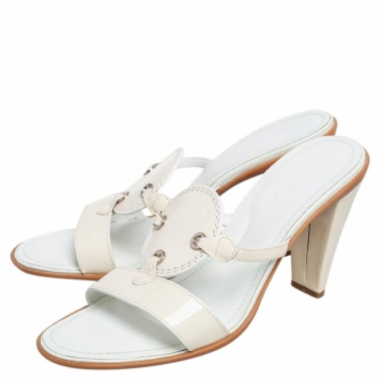 Questi sandali alla moda di Tod's possono dare una svolta a tutto il tuo ensemble. Questi sandali in vernice sono dotati di doppio cinturino, punta aperta e tacco di 9,5 cm. Indossa questi sandali color crema e sarai chic in qualsiasi occasione.
