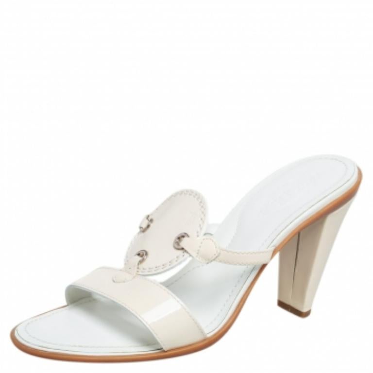 Grigio Tod's aperte in pelle verniciata color crema  Sandali con punta e scivolo misura 36,5 in vendita