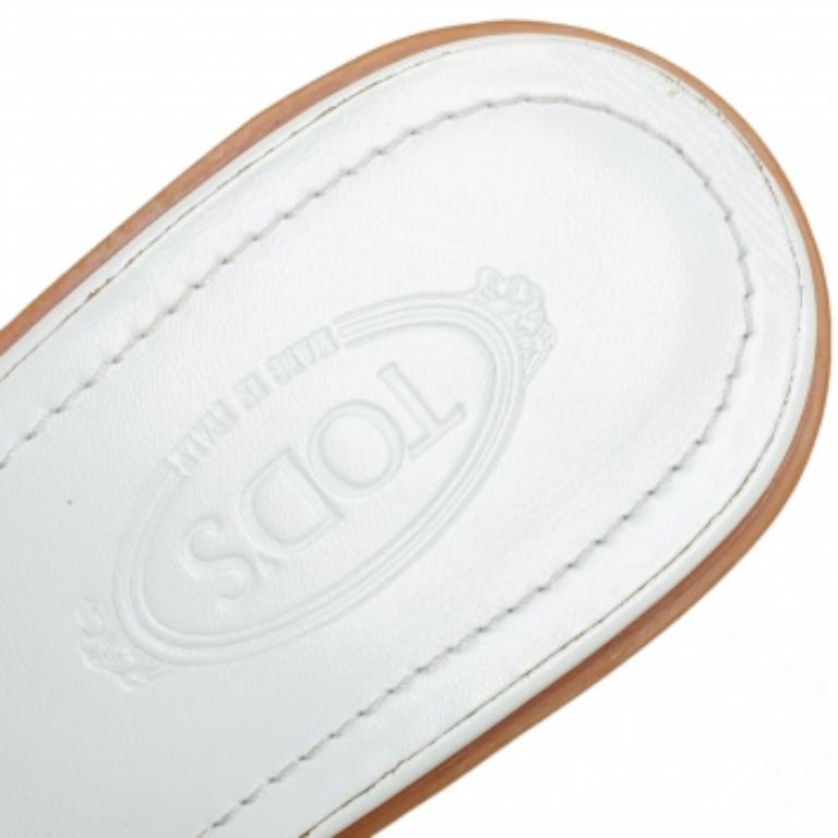 Tod's aperte in pelle verniciata color crema  Sandali con punta e scivolo misura 36,5 In condizioni buone in vendita a Dubai, Al Qouz 2