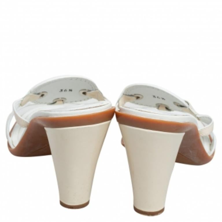 Tod's aperte in pelle verniciata color crema  Sandali con punta e scivolo misura 36,5 in vendita 1