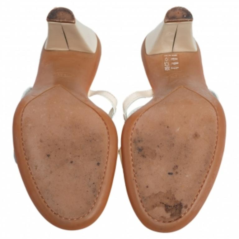 Tod's aperte in pelle verniciata color crema  Sandali con punta e scivolo misura 36,5 in vendita 2