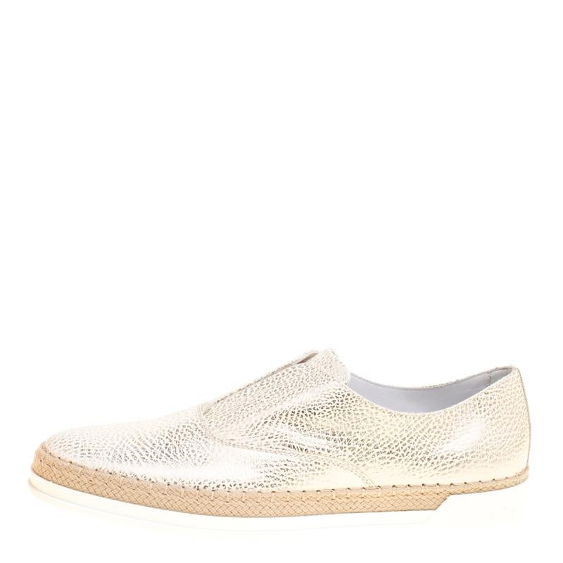 Flaunting a shimmery exterior and a snug style, these sneakers from the house of Tod’s are second to none. The slip-on design and the pebble outsole makes it super comfortable. The understated combination of metallic gold textured leather body and