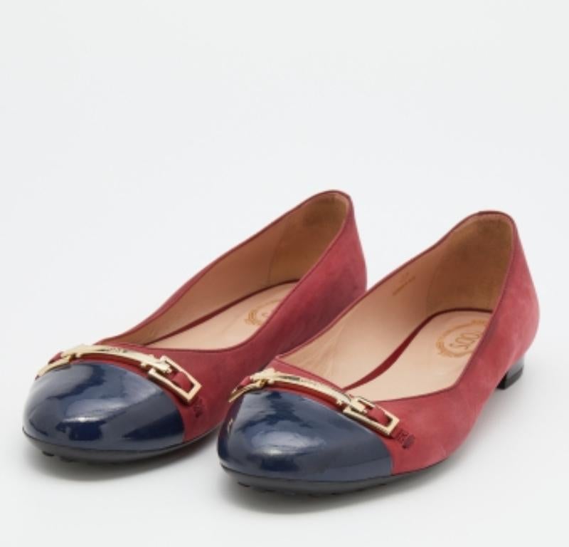 These Tod's ballet flats in leather and suede are a must-have in your footwear collection. They are designed in a cap-toe style with a buckle detail on the uppers and a slight heel to the soles.