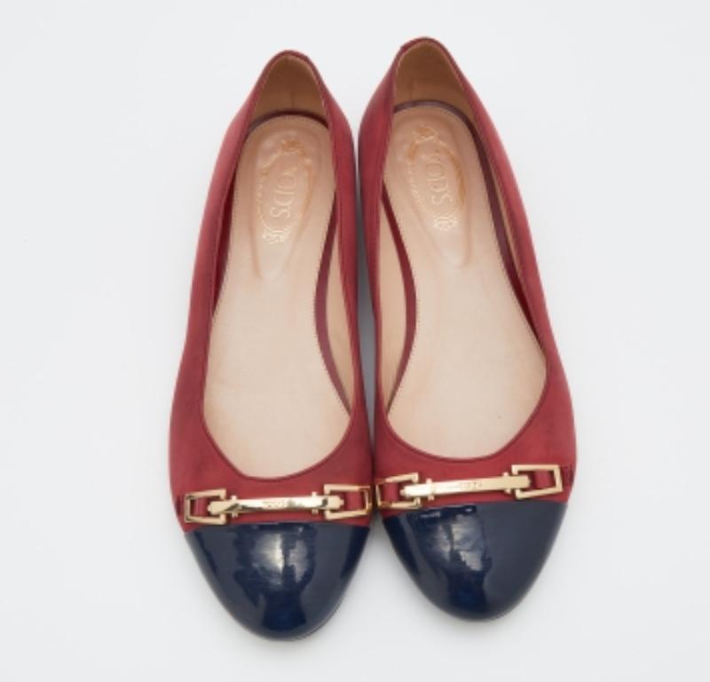 Tod's Crimson Red Leather & Patent Leather Cap Toe Buckle Ballet Flats Size 37 In Good Condition For Sale In Dubai, Al Qouz 2