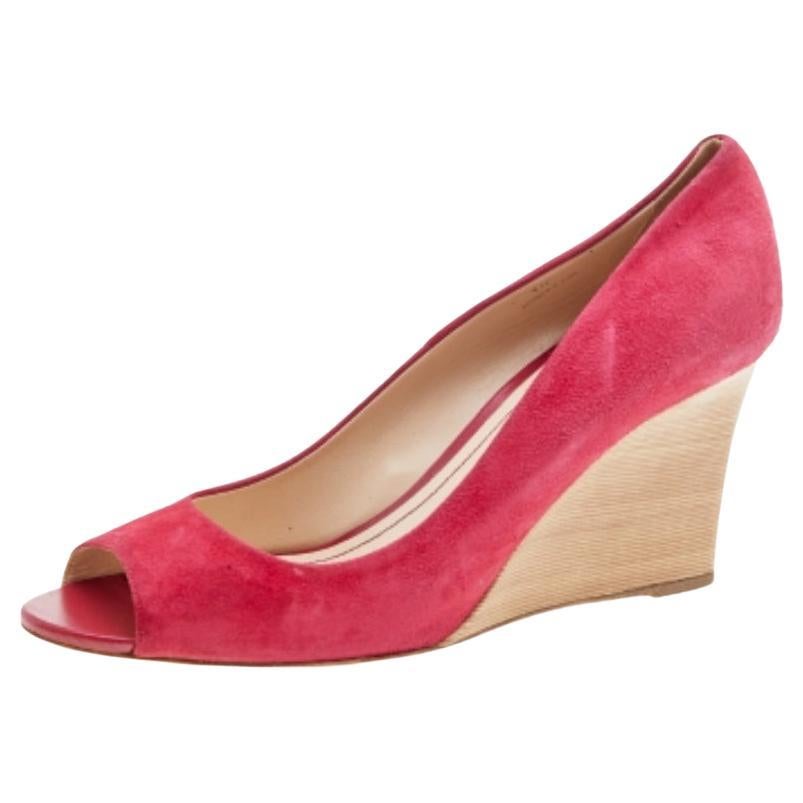 Tod's Crimson Red Suede Peep Toe Wedge Pumps Size 40 In Good Condition For Sale In Dubai, Al Qouz 2