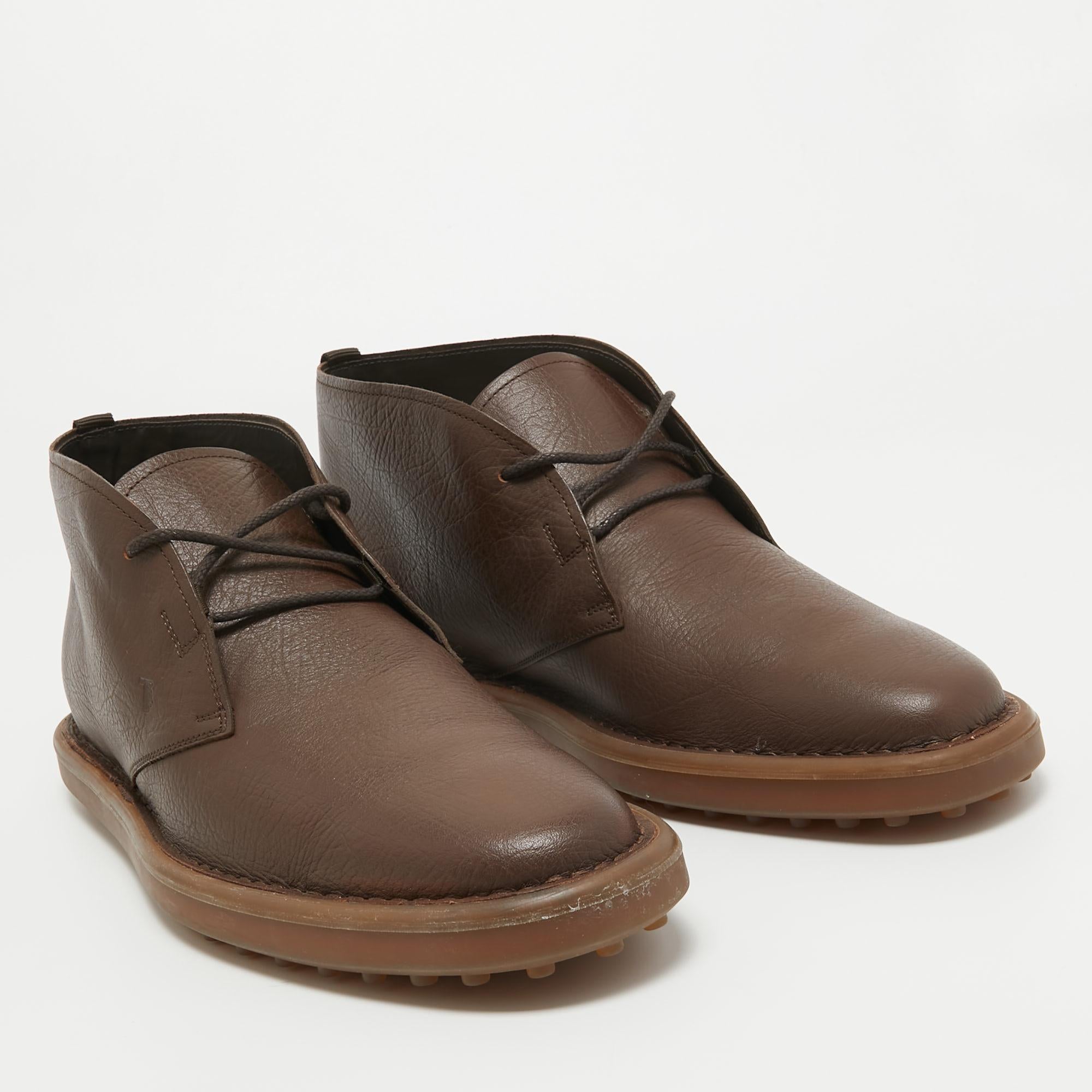 Elevate your style with these Tod's boots for men. Crafted with precision, these versatile boots seamlessly blend fashion and comfort, offering sophistication for every season.

Includes: Original Dustbag, Original Box, Info Booklet